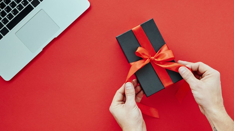 Zestawy prezentowe dla klientów biznesowych – co włożyć do firmowego gift boxa?